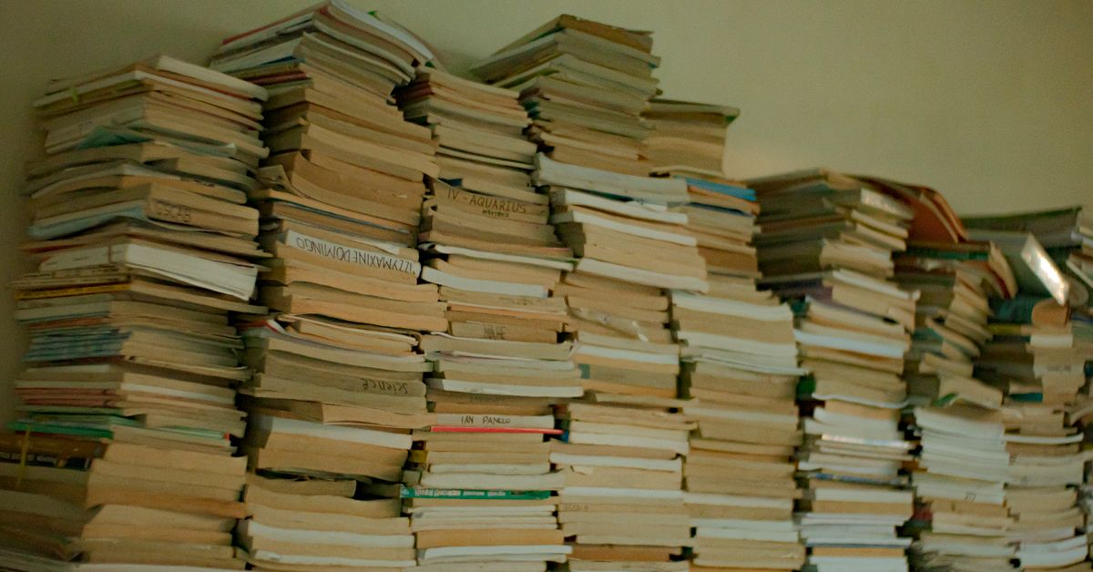 Livres empilés représentant une base de connaissances