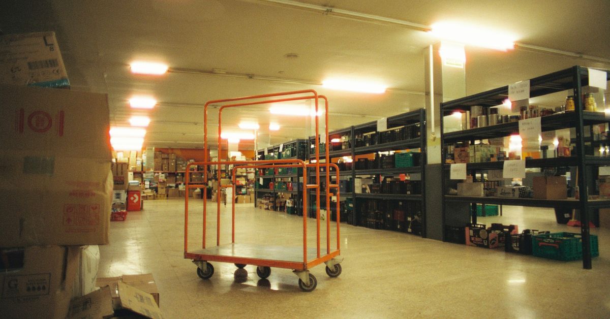 Intérieur d'entrepôt avec étagères et inventaire