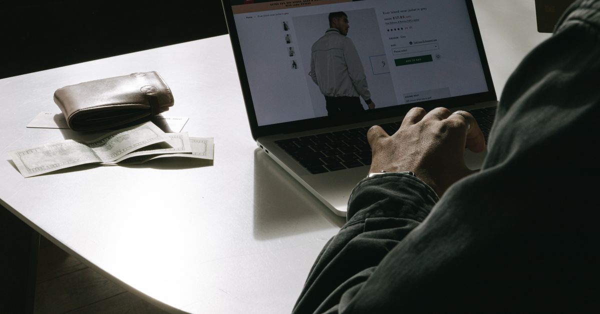 Personne passant une commande en ligne sur un ordinateur portable